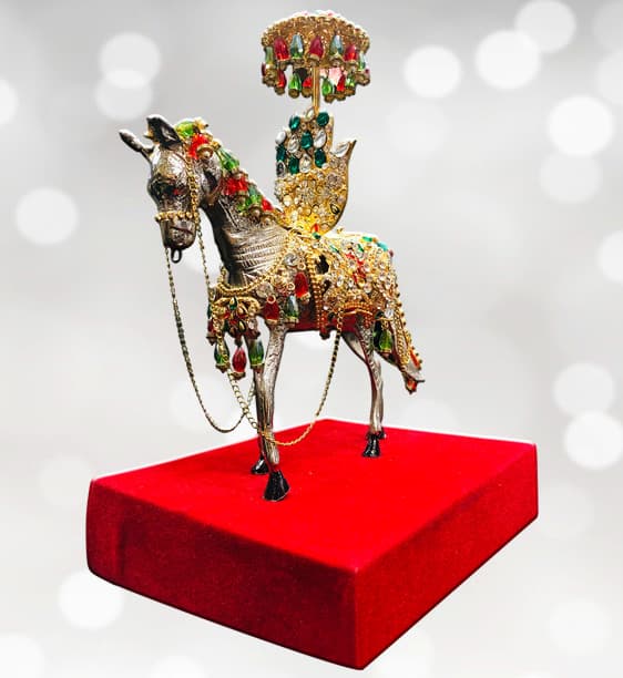 Impressive Kashi Zuljanah Silver & Gold Jewellery Red Base